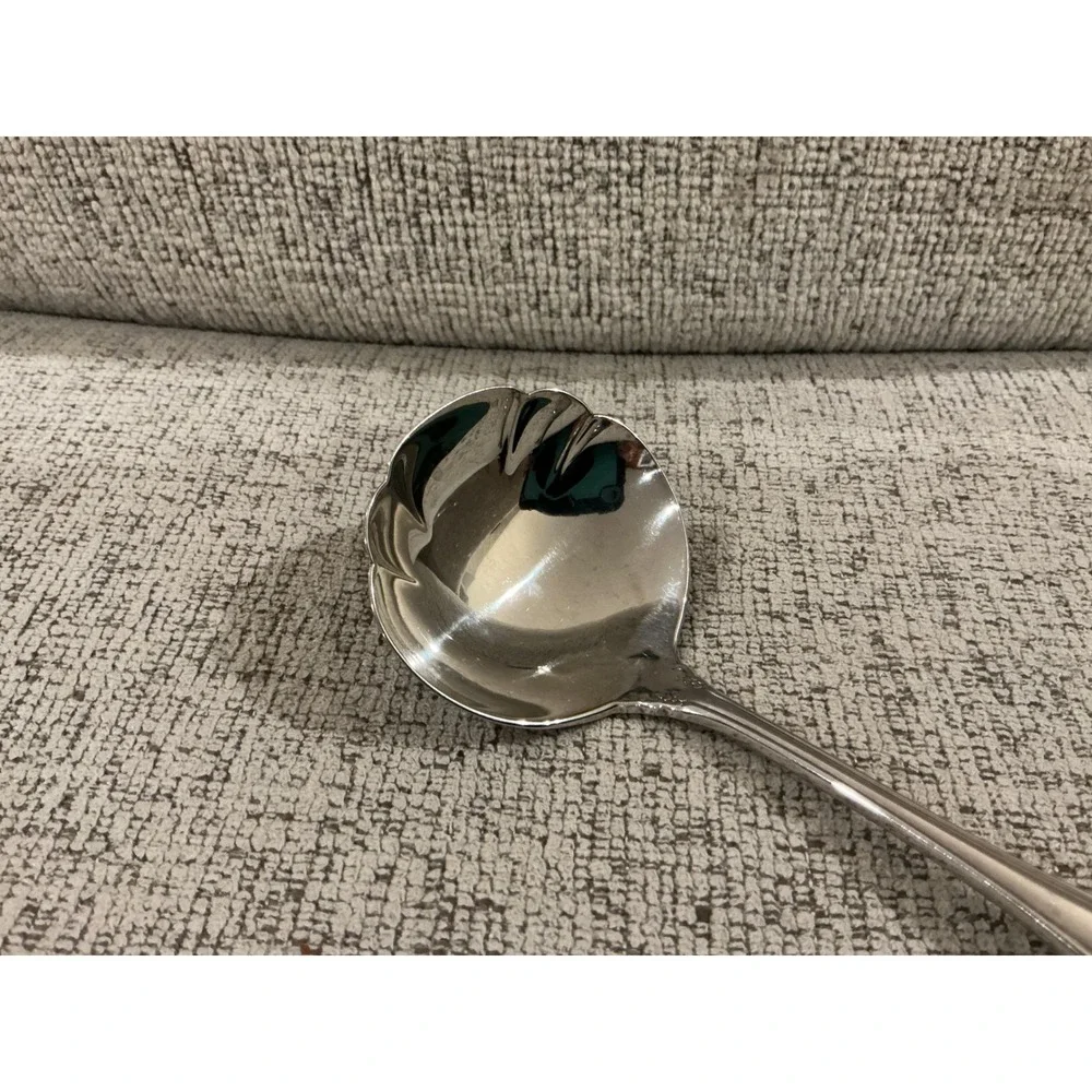 Oneida Damask Rose Stainless Gravy Ladle Scalloped‎ Shell Bowl Floral Handle